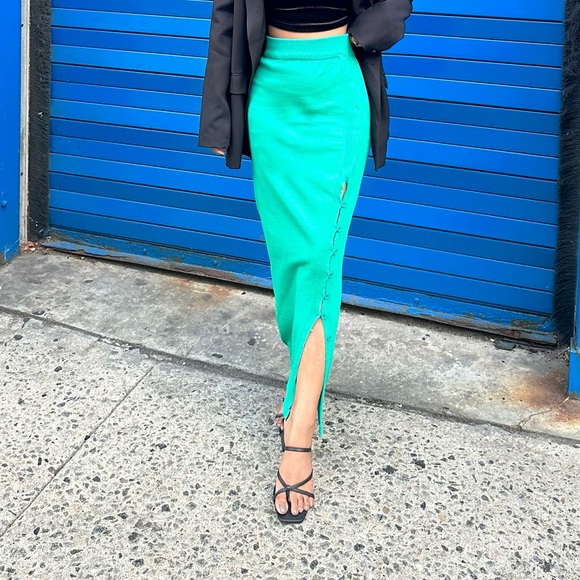 Button side slit thigh knit skirt. - Picture 4 of 5